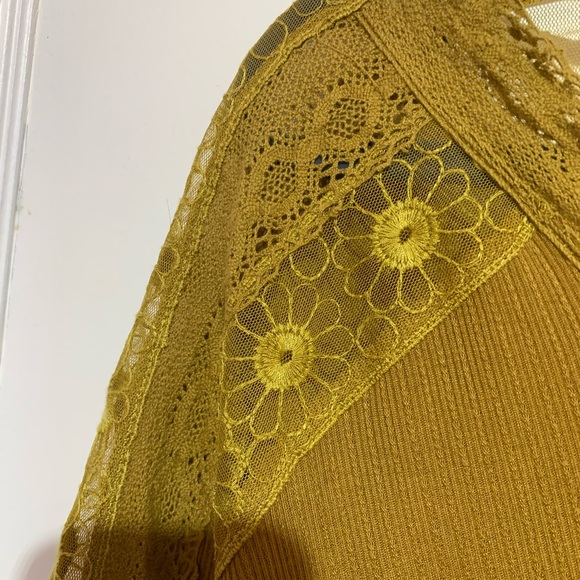 Free people shirt with awesome detailing V-neck. It is a high low size large. - Picture 3 of 10